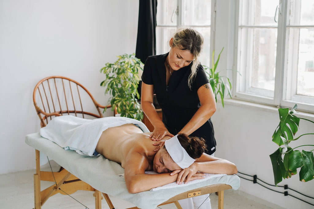 Massages for Upper Back Pain: 6 of the Best